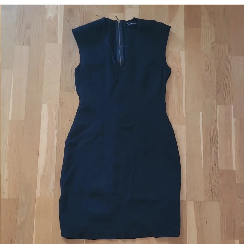 Elegant klänning från Zara Woman i storlek M. Kan fraktas men köparen står för frakten 💕. Klänningar.