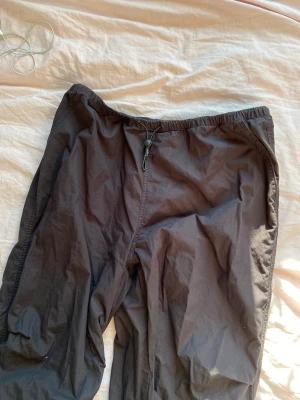 Parachute pants från hm  - Fallskärmsbyxor köpta på hm, endast använda 1 gång. Modellen på bilden har på samma modell av byxor men annan färg!!!