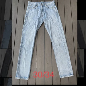 Weekday jeans - Säljer nu dessa snygga jeans då dem inte passar min stil :) byxorna är sparsamt använda och inga tecken på användning. Storleken står i bilden  Vid frågor tveka inte på att skriva!