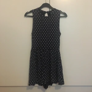 Byxdress från HM -  Skitsnygg byxdress från HM som är för liten för mig :( skriv för fler bilder, möts helst upp men kan frakta om du föredrar det 🫶