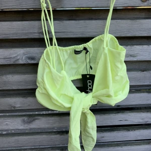 Croptop från boohoo - Limegrön croptop från boohoo i strl 34. Helt ny med lappar! Köparen står för eventuella fraktkostnader