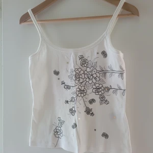 Sött vitt linne paljetter stl.38 - Vitt linne i bomull. Fina diskreta broderier o paljetter i guld. HM Divided stl.38 , passar som en storlek Small. Seconhandfynd. Intressekoll på denna!