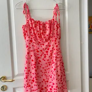 En jättefin rosa och röd mini sommarklänning.   Innehåller underklänning.   Säljs pga: ingen användning, använt kanske en gång. 
