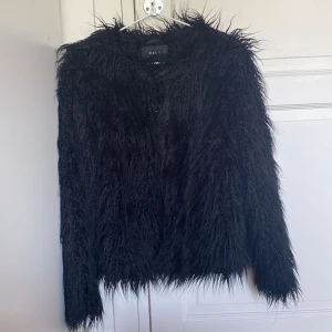 Fluffig jacka  - Har varit mycket omtyckt men används tyvärr inte längre. Bra skick !