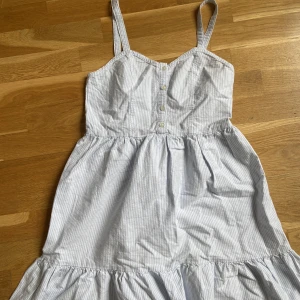 Brandy Melville Klänning  - En super fin oanvänd klänning som är perfekt till sommaren. Passar till “one size”. Den är randig och kan även knytas i midjan där bak. Köparen står för frakten vilket kostar 66kr.