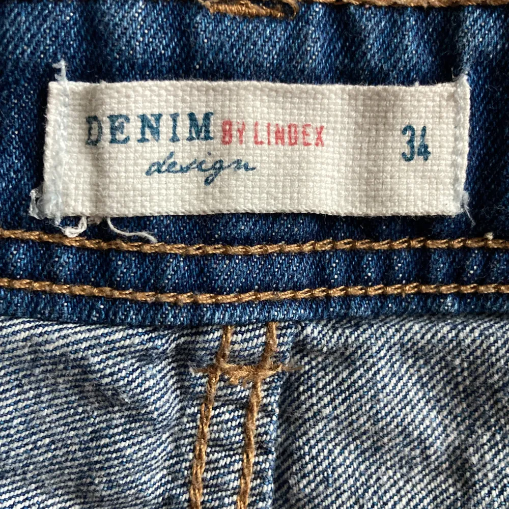 Ljusblå jeansshorts med slitningar, köpta på Lindex!🩵 . Shorts.