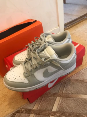 Nike dunks grå - Här är mina Nike dunks storlek 42 och är helt nya.box tillkomer också. Funkar för både män och kvinnor.