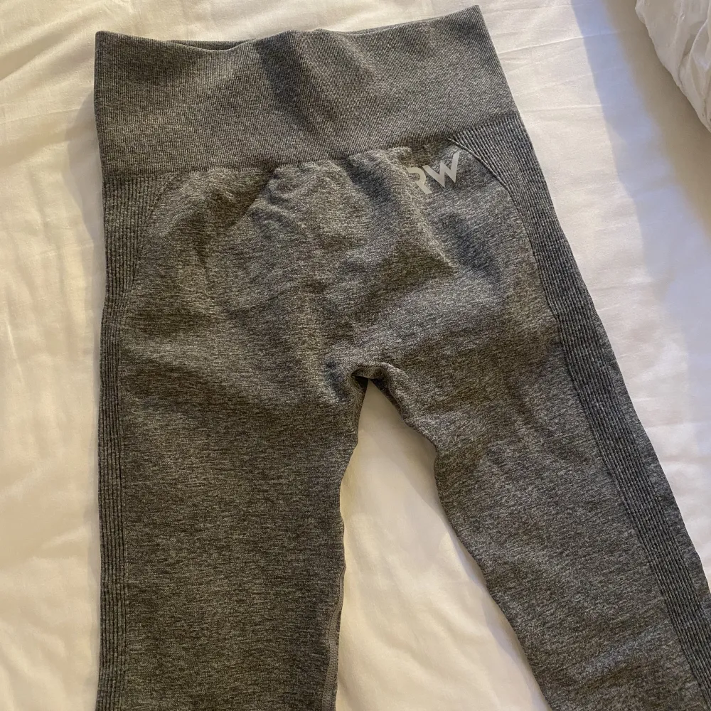 Ett par grå träningstights Strl M från rapidwear, nästintill nya!. Jeans & Byxor.