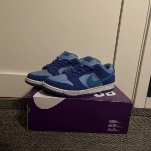Nike Sb dunk low raspberry blue  - Nypris 3500:- Skick 8/10 Använda fåtal gånger Betalning sker via swish.