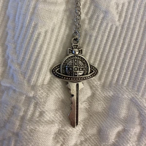 Vivienne Westwood halsband - Jättefin Vivienne Westwood kopia🤩 I fint skick, knappt använd💓 