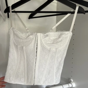 Korsett topp med spets - Vit korsett topp med spets, aldrig använd ❣️