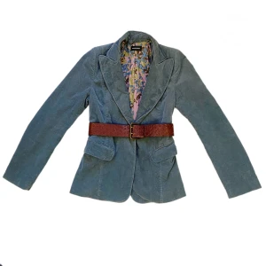 Blazer - Blazer med tillhörande skinnbälte från Bruuns bazaar. Strl 38, 96% bomull, 4% elestan. Fint skick!