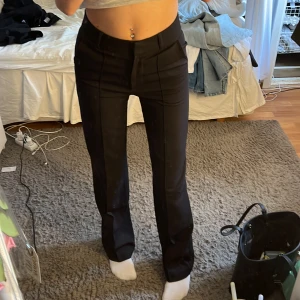 Kostymbyxor - Använt en gång, inget fel på dom, jag är ca 170 och dom passar perfekt på mig☺️