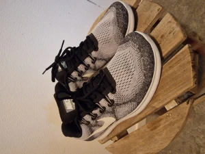 Nike inneskor i nyskick - Använda ett fåtal gånger inomhus Supersköna och lätta strl 42