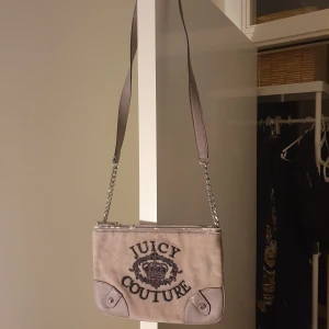Juicy couture väska  - Sjukt snygg juicy väska jag köpte från plick förra vintern men fick aldrig användning med den så nu kan någon annan njuta med den istället! Väskan är axellång!