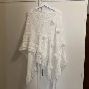 Jättesöt poncho som aldrig kommer till användning! Onesize men passar M/S. 🦋 Är i något ”stickat” material, men är inte alls stickig, känns mer mjuk! 