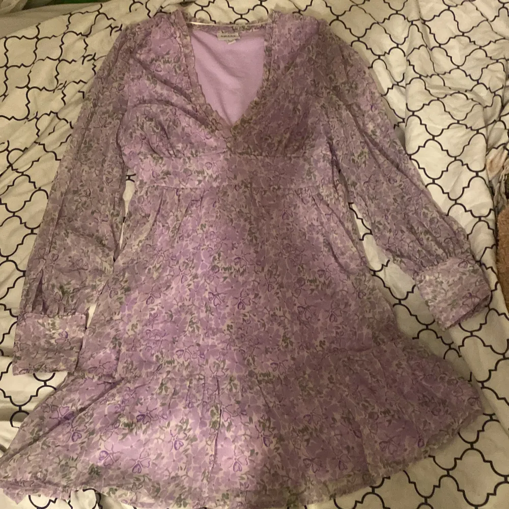 En jättegullig lila klänning som jag säljer vidare! Den är köp från Vero Moda och har inga defekter!  Priset kan diskuteras!! Orginal pris: 550 kr PS. Ni kan skriva för fler bilder och skriv till mig först om ni ska köpa!❤️. Klänningar.