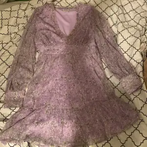 En jättegullig lila klänning som jag säljer vidare! Den är köp från Vero Moda och har inga defekter!  Priset kan diskuteras!! Orginal pris: 550 kr PS. Ni kan skriva för fler bilder och skriv till mig först om ni ska köpa!❤️