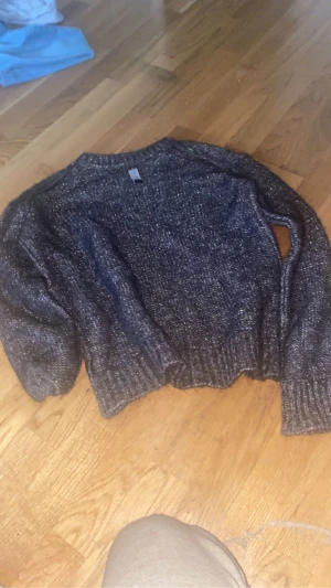 Jag säljer tre fina tröjor till tjejer i åldern 10-14. 50 kr  - 50 kr för tre tröjorna. 