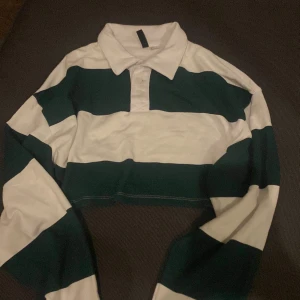 Tröja - Fin crop top från H&M, sällan använd och i storlek M.