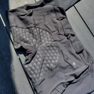 Maya Delorez Performance  - Säljer mina svarta Performance ridbyxor från Maya delorez då de ej kommer till användning längre 😊 De är helskodda och strl M! Frakten ingår inte i priset 