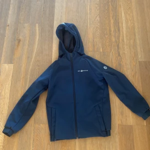 Sail racing  - Säljer min sail racing jacka som är skön och go att ha på sig. Jag har bara haft den i ett år men ser ut som ny. Ny pris är 1500kr. De är en tun och bra jacka som man kan ha på vintern och sommaren.