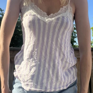 Ljuslila randigt linne  - 💜