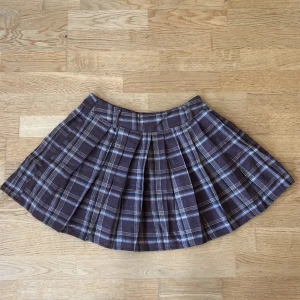 Rutig kjol  - En gullig brun rutig kjol med veck (pleated). Köpt här på plick men kommer inte till användning. Den stängs med hjälp av en liten dragkedja som knappt syns. Den har också hål att sätta ett bälte i (5 cm bred). Materialet är mysigt och känns som flanell.✨🍄