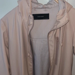 Rosa regnjacka från Zara - Rosa regnjacka från zara