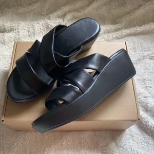 Sandal - Aldrig använd förut. Med en klack. 