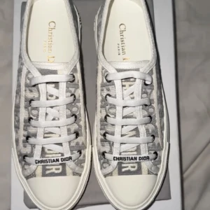 Christian dior skor - Säljer dessa skor åt min syster, de är i storlek 38 och i stort sett helt nya! Har tyvärr inga tillbehör till eller kvitto och det är anledningen till priset för att endå vara nya. Kan sänka priset vid snabb affär, hör av er vid fler frågor!