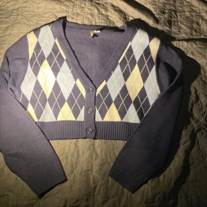 Stickad tröja - Stickad tröja, köpt på H&M. Aldrig använd och i ett bra skick. Storlek M och inte jätte stickig!