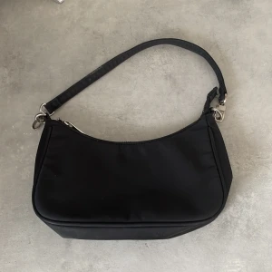 En svart axelväska - En svart axelväska från Bikbok 💘 är använd fårtal ggr , postas via postnord, jag står inte för frakten. Tvättas rent innan postning ❤️