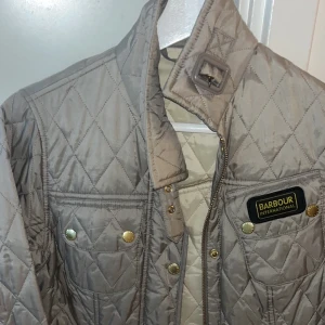 Jacka Barbour - Tunn beige jacka från Barbour, den saknar skärp därför ett billigare pris till de märket