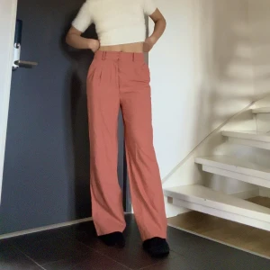 Rosa kostymbyxor  - Rosa/aprikos kostymbyxor från Gina tricot i en sjukt snygg modell. 