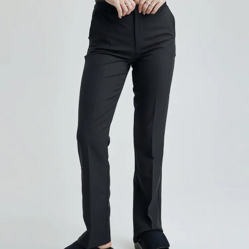 Svarta kostymbyxor från bikbok. Mycket bra skick, storlek 34. Skriv för fler bilder!😊. Jeans & Byxor.