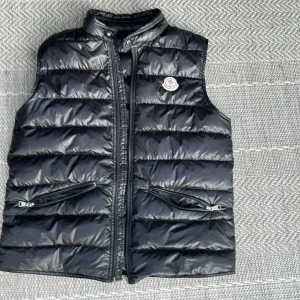 Jätte snygg moncler jacka! Ny 6524 kronor. 9,5/10 kvalitet 10/10 snygghet - Jätte snygg moncler jacka helt ny knappt använd. 9,5/10 kvalitet 10/10 snygghet! 