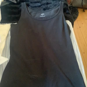 Svart linne  - Ett svart linne från lager 157 i storlek M. Endast testad, har inte kommit till användning. 