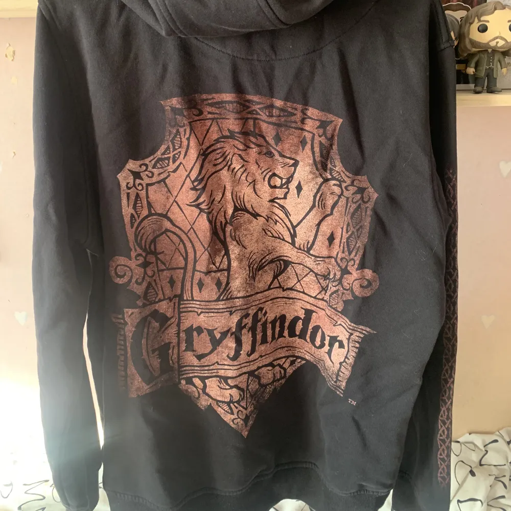 En Gryffindor hoodie inköpt från Emp! . Hoodies.
