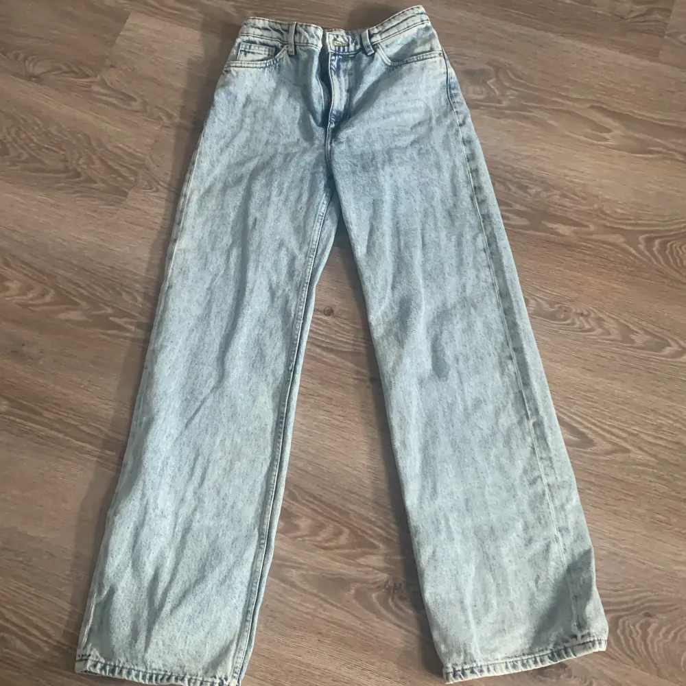 Original pris 400 kr, Light blue wide jeans storlek M/S/27 skit snygga och passar båda tjejer och killar✨ Har dock tyvärr inte kommit till användning pga tycker inte denna stil passar mig, . Jeans & Byxor.