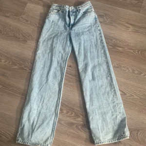 Ljusblåa wide jeans storlek 27 - Original pris 400 kr, Light blue wide jeans storlek M/S/27 skit snygga och passar båda tjejer och killar✨ Har dock tyvärr inte kommit till användning pga tycker inte denna stil passar mig, 