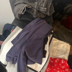 Kläder - Säljer massor med fina kläder. Mycket i storlek xs-s. Det är sommartoppar, jeans, shorts kjolar lite allt möjligt. In och kolla bara i min profil och se om ni hittar nåt. Kontakta gärna mig ifall ni är interesserad av nåt😊💕