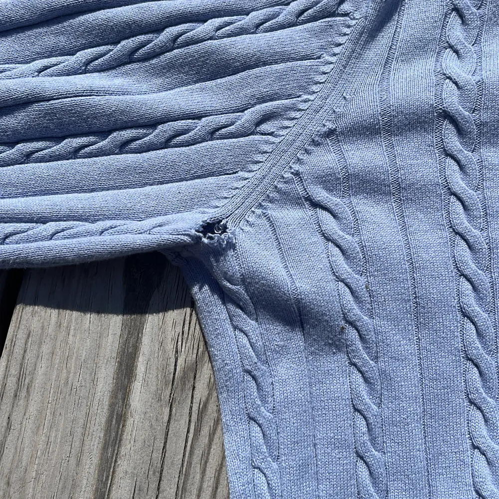 Säljer min stickade blåa tröja från Bondelid. Tröjan är väldigt fin till våren och sommaren och passar perfekt för när man fryser på kvällen. Tröjan har ett litet hål i den ena armhålan (se tredje bilden). Stickat.