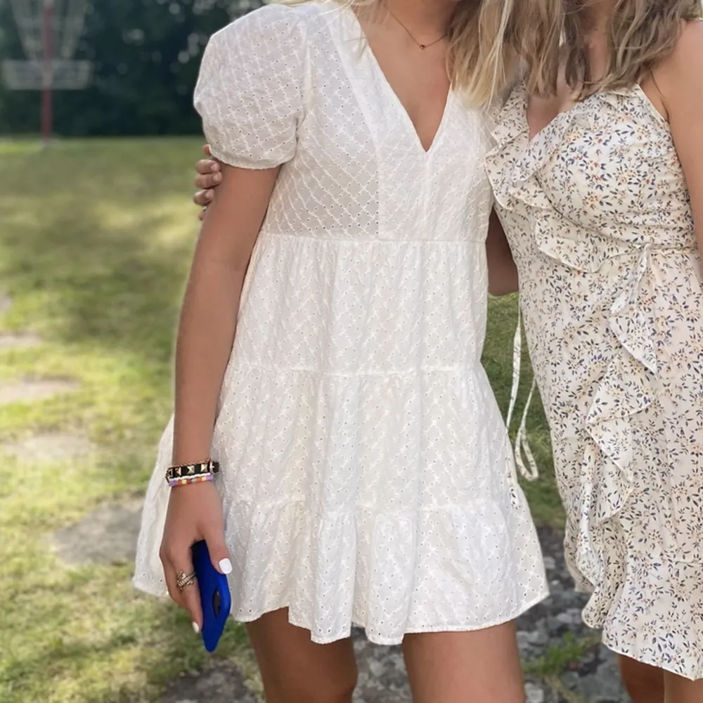 Super fin vit klänning som inte säljas på Zara längre. Köpt för två somrar sen och är superfin och bra skick ! 💗💗. Klänningar.