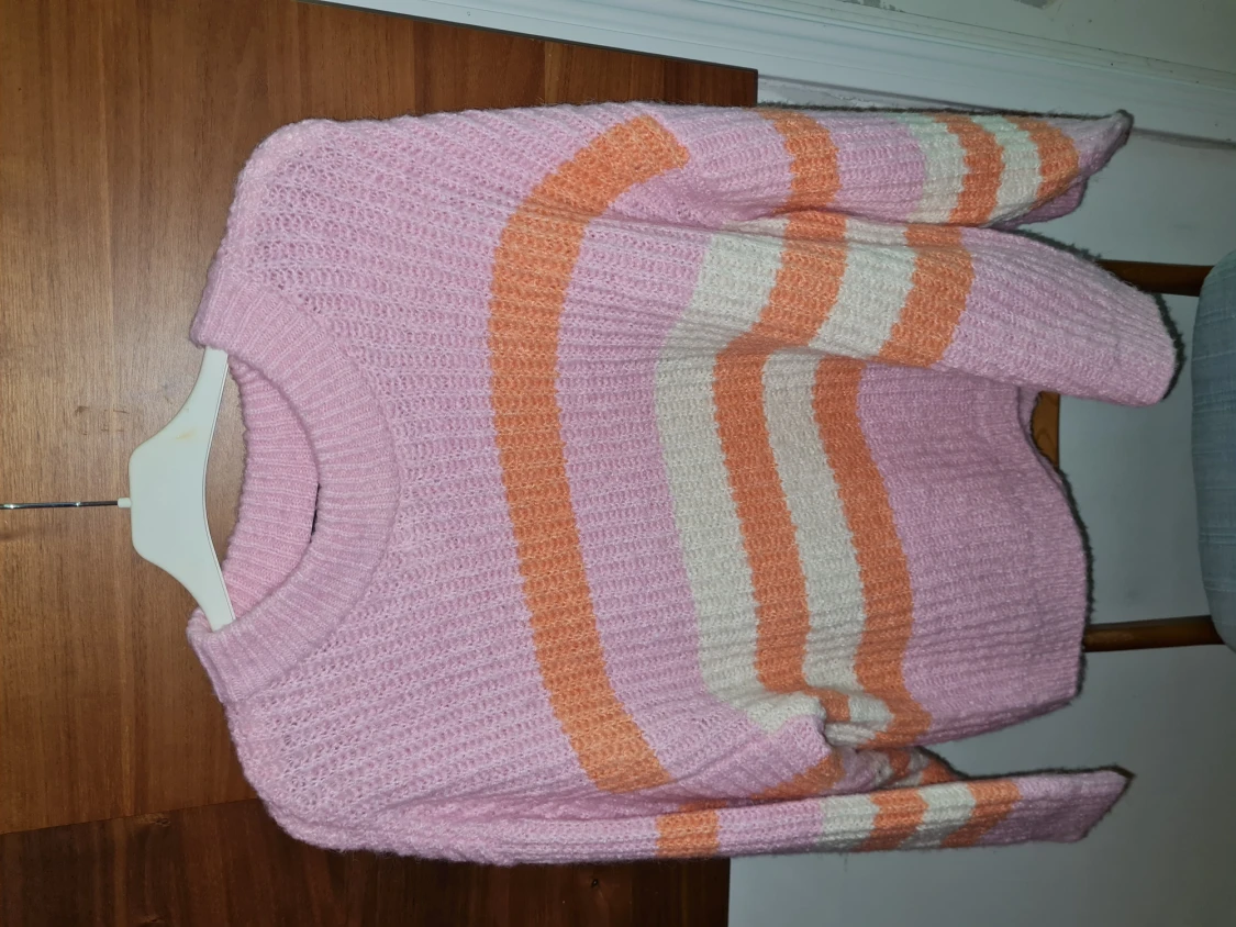 Stickad i pastellkulörer L