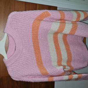 Snygg randig tröa från Gina tricot i strl L. Använd 1 gång, så fint skick. 