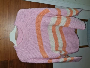 Stickad i pastellkulörer L - Snygg randig tröa från Gina tricot i strl L. Använd 1 gång, så fint skick. 