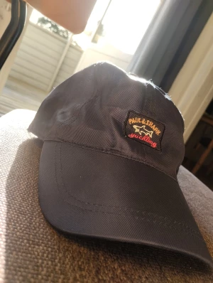 Paul& Shark keps - Jätte fin keps från Paul& Shark i jätte bra skick, det är one size. Om du vill ha flera bilder eller du har frågor du kan skriva till mig 🤗💛