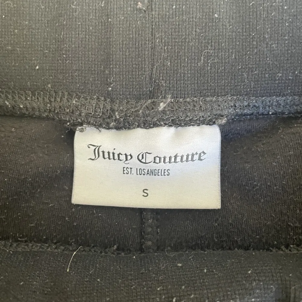Juicy byxor som inte används längre. Finns inga defekter som jag vet om men skriv om ni vill veta extra🖤🤍. Jeans & Byxor.