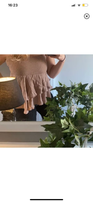 Volangkjol/ Topp  - Bilderna är lånade.  Jättefin brun volangkjol som även passar att användas som topp.  Endast använd 1-2ggr, vilket gör att kjolen är i väldigt fint skick! 